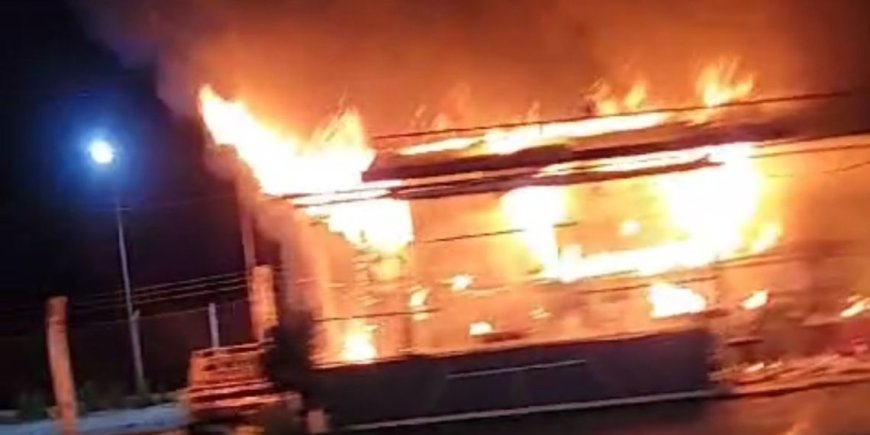 Incêndio em estabelecimento comercial (trailer de lanches) na Av. Wenceslau Brás em Poços de Caldas