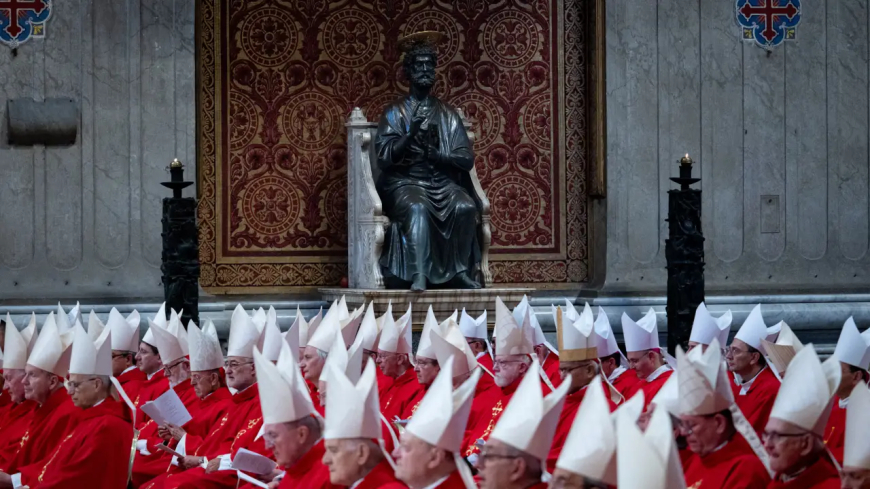 Conclave tem início no Vaticano com 133 cardeais reunidos para eleger o novo papa