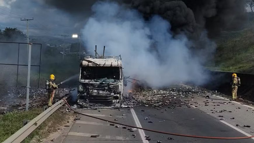 Incêndio em carreta interdita Rodovia Fernão Dias e provoca 16 km de congestionamento