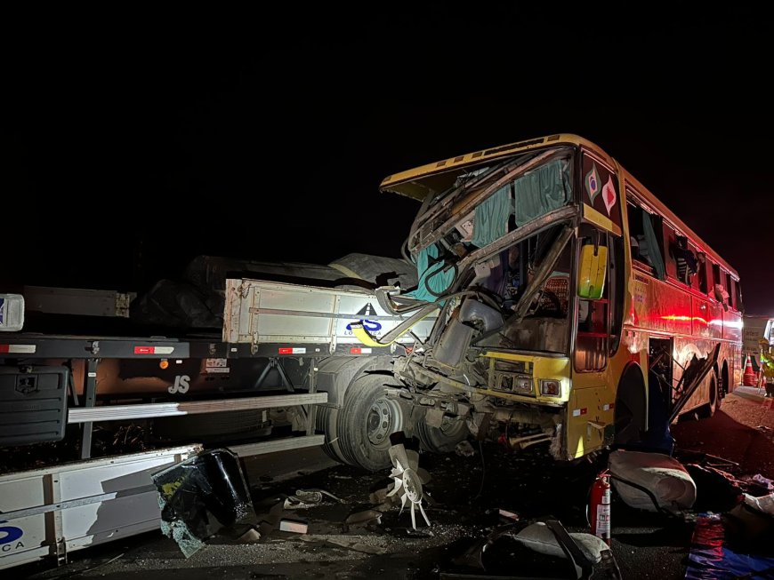 Acidente entre ônibus e carreta deixa quatro feridos e interdita parcialmente a BR-381 em Cambuí