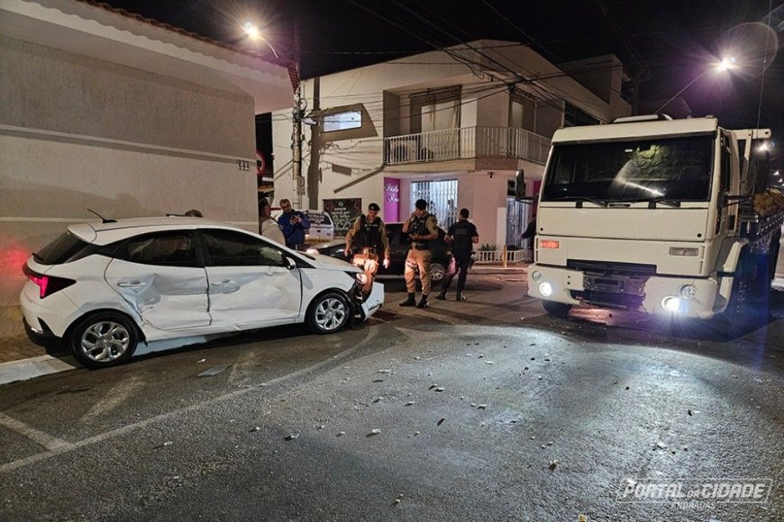 Carro e caminhão colidem no centro de Andradas