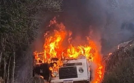 Kombi de transporte escolar pega fogo