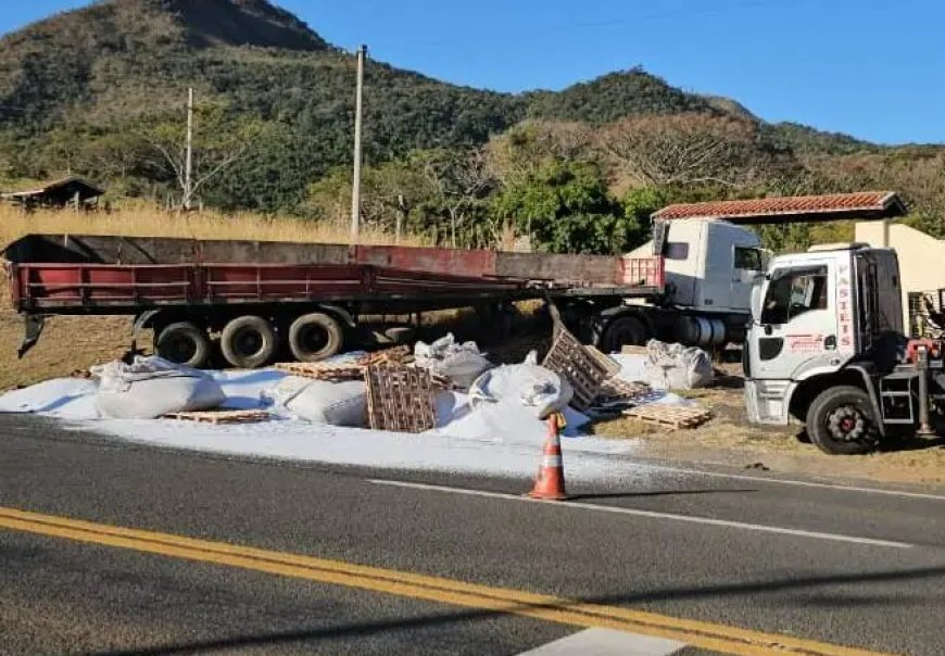Carreta carregada com polietileno tomba na SPA-342 e motorista fica ferido em Águas da Prata