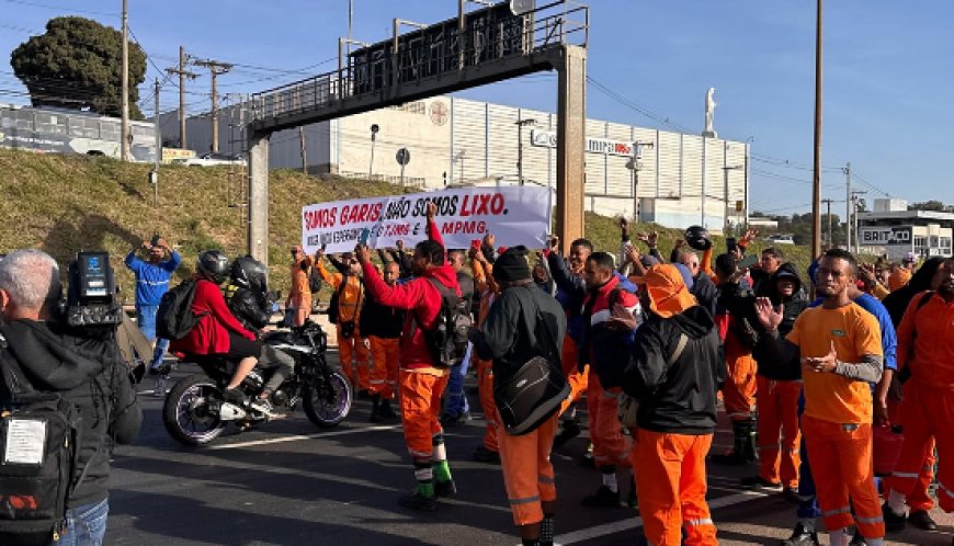 Garis protestam em BH por justiça na morte de colega baleado durante coleta de lixo