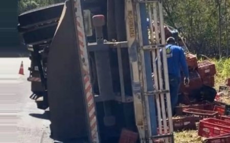 Caminhão carregado com bananas tomba em Andradas