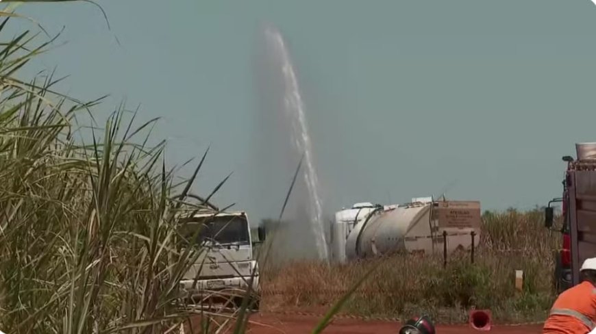 Tentativa de furto em oleoduto da Petrobras faz gasolina jorrar a metros de altura no interior de SP.