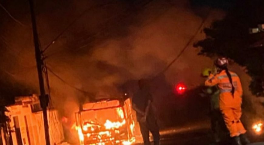 Trio incendeia ônibus e deixa carta com denúncias e ameaça ‘queimar BH inteira’