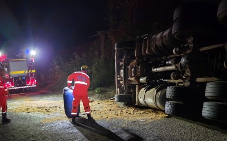 Carreta com carga de café tomba após desvio de carro na contramão e deixa motorista ferido em Alfenas