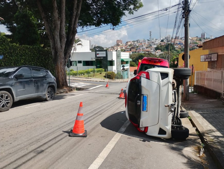 Idosa fica ferida após tombamento de veículo em Varginha