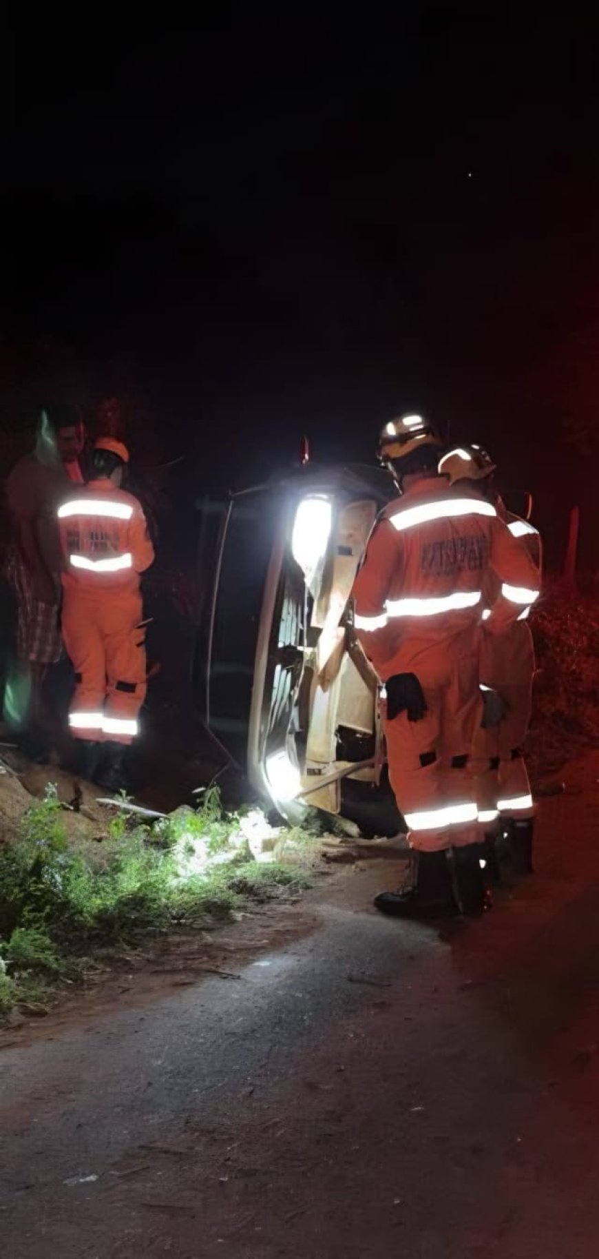 Jovem de 21 anos sobrevive a capotamento na zona rural de Alfenas e é resgatado pelos Bombeiros