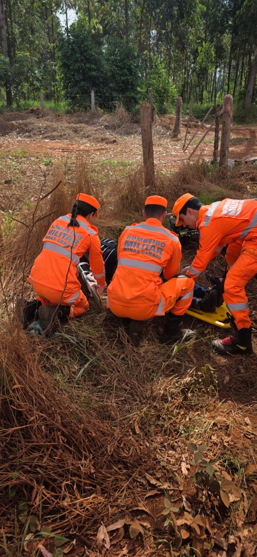 Motociclista fica ferida em queda na estrada vicinal de Alfenas; Bombeiros prestam socorro rápido